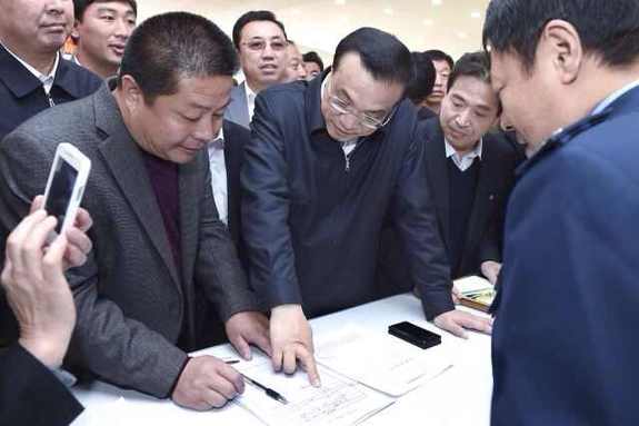 李克强考察基层政务服务中心：权力清单要让百姓评议