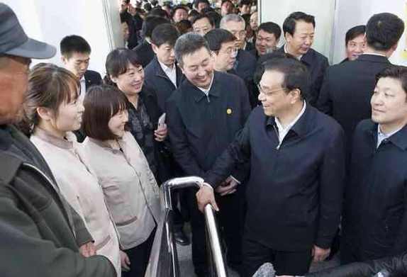 李克强考察基层政务服务中心：权力清单要让百姓评议