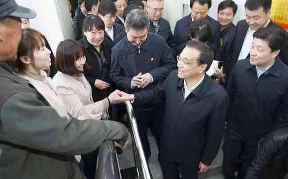 李克强考察基层政务服务中心：权力清单要让百姓评议