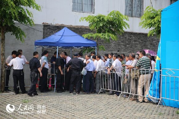 中央巡视组海南接访点 群众排队来访[组图]