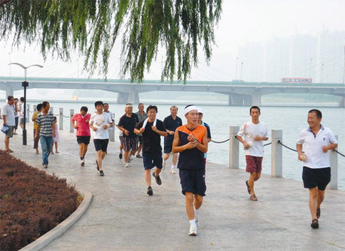 马拉松赛前民间预热赛开跑(图)