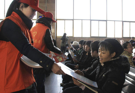 青年志愿者情暖回乡路