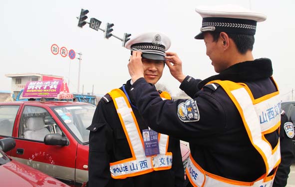 万荣交警与出租车司机换位大走访
