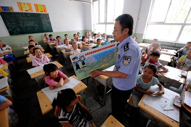 铁路民警：走进校园宣传暑期安全