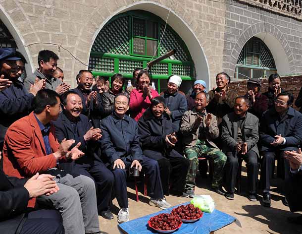 努力实现贫困地区的全面发展　温家宝总理在吕梁山区考察纪实