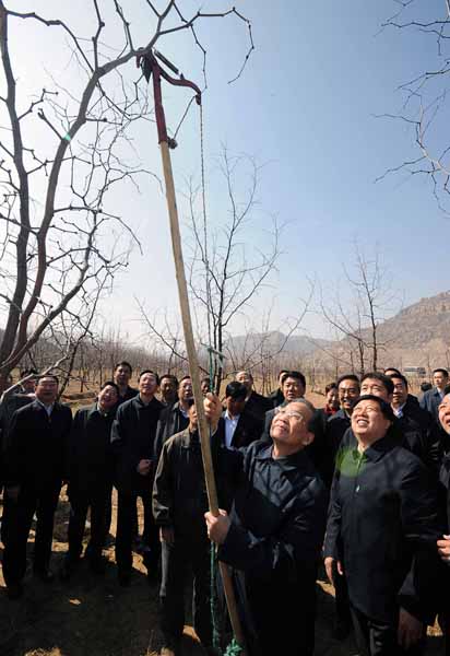 努力实现贫困地区的全面发展　温家宝总理在吕梁山区考察纪实