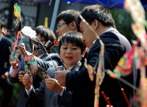 “袖珍人”皮影戏团