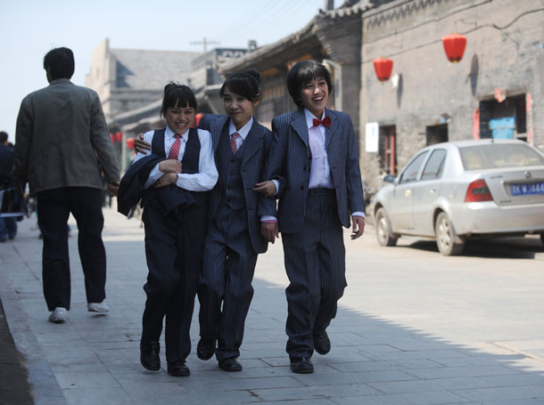 “袖珍人”皮影戏团