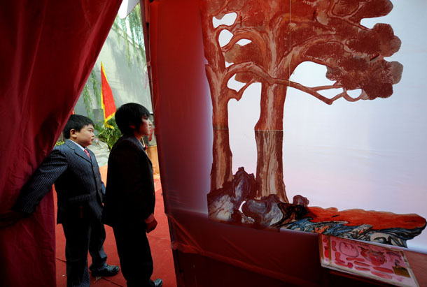 “袖珍人”皮影戏团