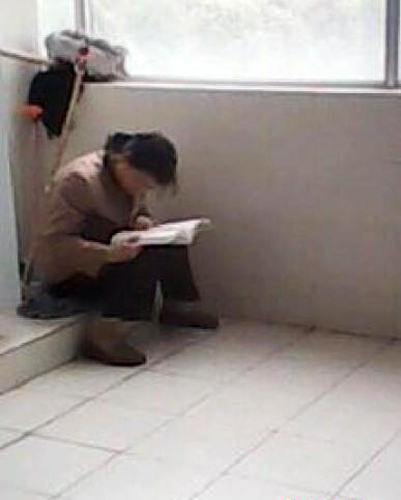 南京一大学保洁阿姨公厕读书照热传网络引议论