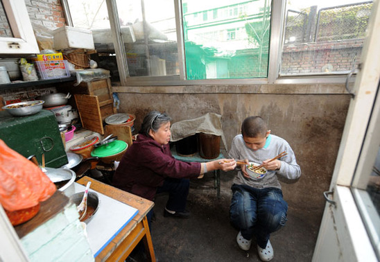 “陪读奶奶”：特别的爱给特别的你