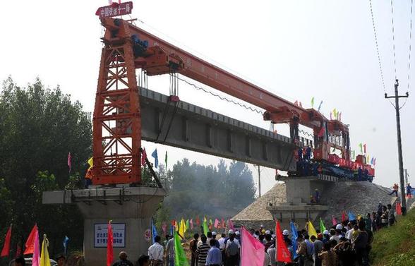 中国首条重载铁路第七标段开始铺架
