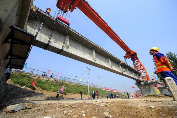 中国首条重载铁路第七标段开始铺架