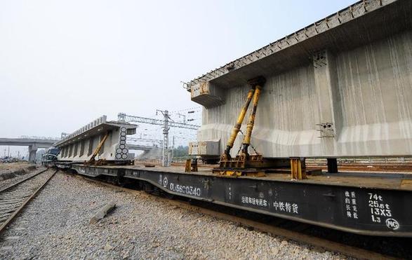 中国首条重载铁路第七标段开始铺架