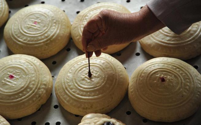 中秋佳节到　花馍月饼俏