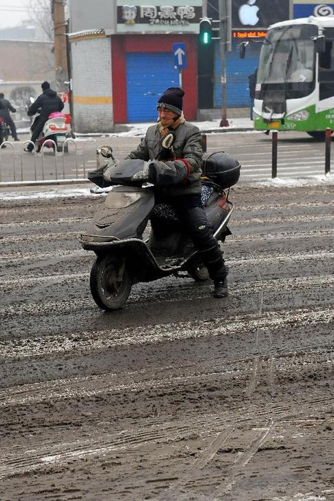 太原积雪路难行
