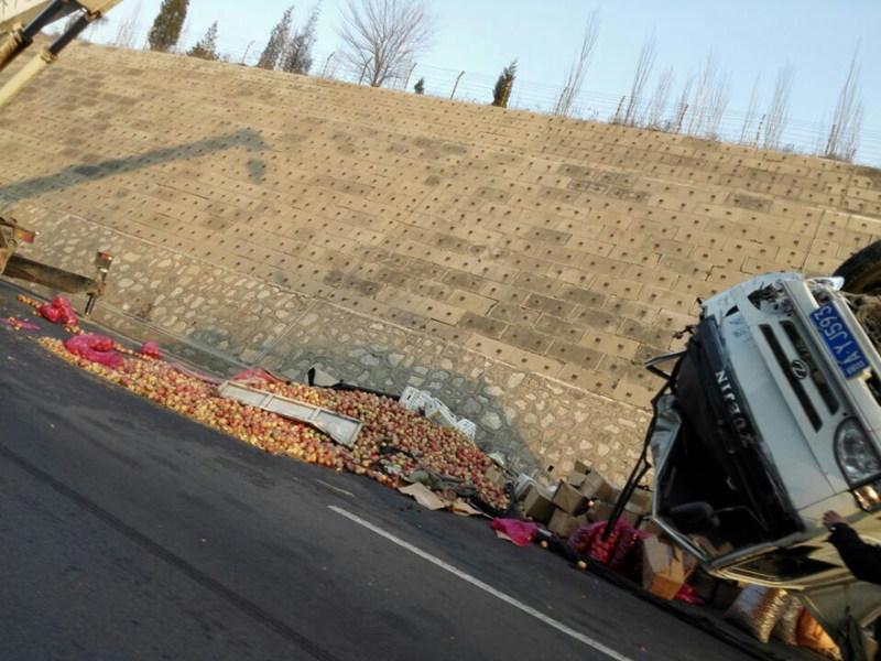 太原阳曲高速路段:两车追尾 水果散落一地[2]