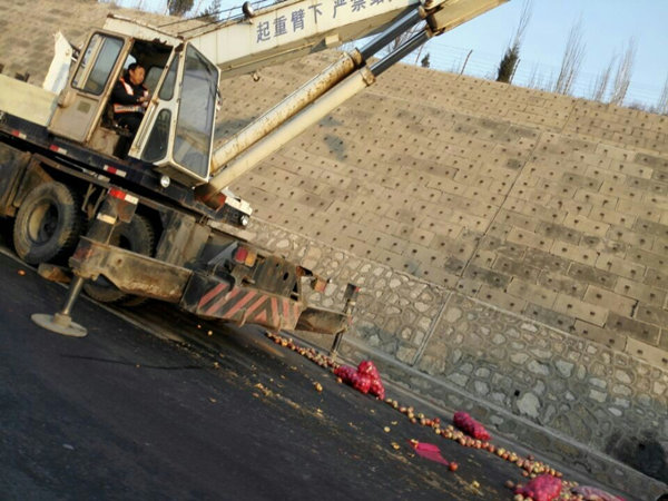 太原阳曲高速路段:两车追尾 水果散落一地[3]