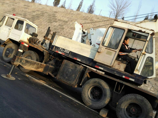 太原阳曲高速路段:两车追尾 水果散落一地[4]