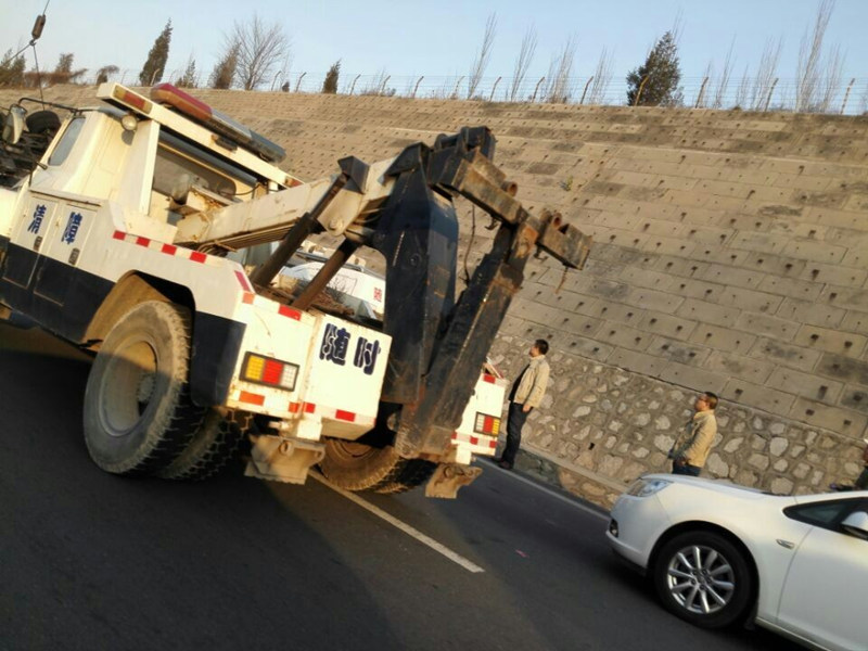 太原阳曲高速路段:两车追尾 水果散落一地[6]
