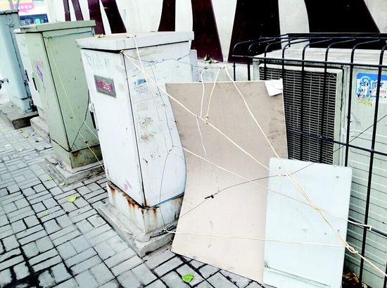 太原街头:路人随地小便市民无奈织网