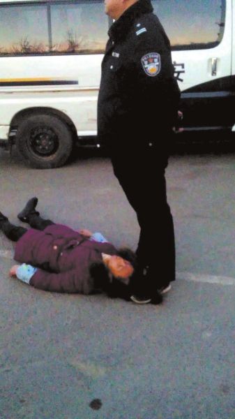 女农民工讨薪命丧派出所续：涉事民警被批捕