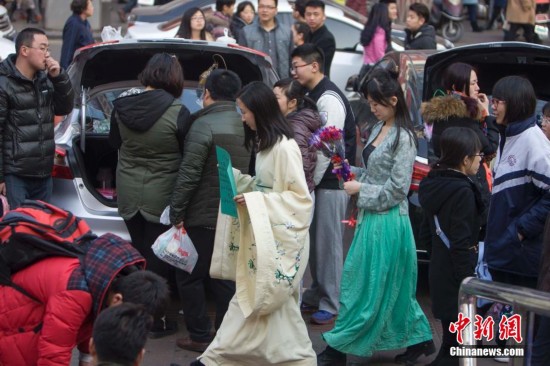 山西学生穿汉服情人节兜售玫瑰花