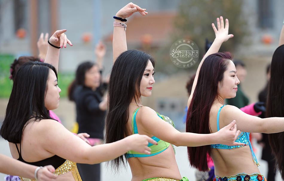 山西太原30名女性“赤膊”跳肚皮舞迎三八节