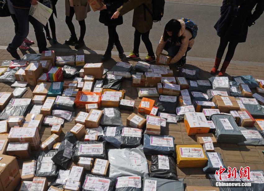 山西一高校迎来新学期快递高峰 大学生地摊挑货