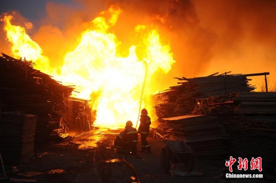 山西太原一木材厂突燃大火 幸无人员伤亡