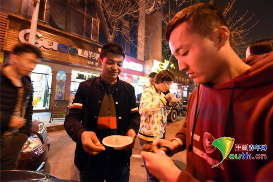 山西太原：任性土豪开“大奔”卖小吃