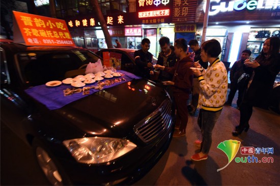 山西太原：任性土豪开“大奔”卖小吃