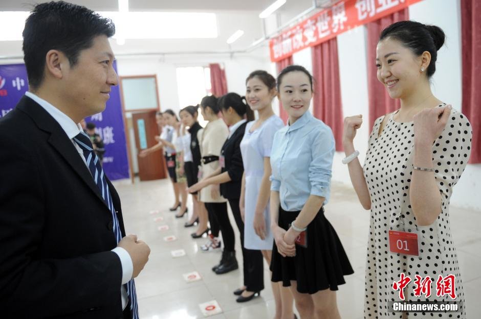 女生太原竞聘空乘比拼“亲和力的微笑”