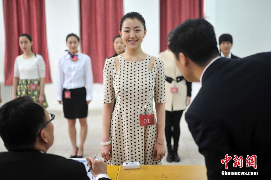 女生太原竞聘空乘比拼“亲和力的微笑”