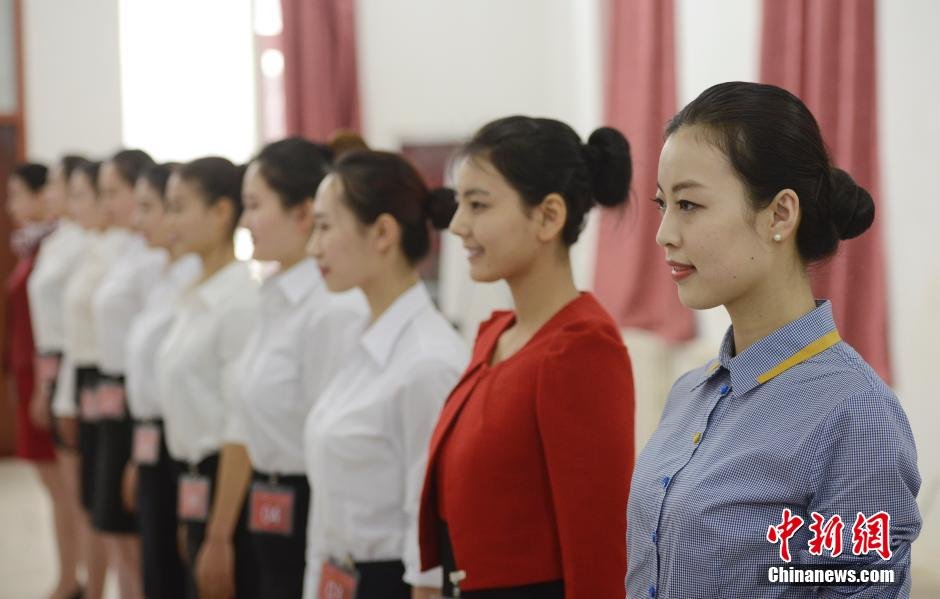 女生太原竞聘空乘比拼“亲和力的微笑”