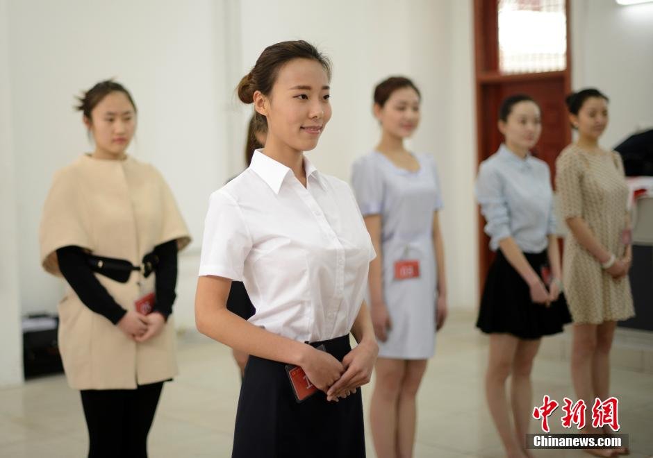 女生太原竞聘空乘比拼“亲和力的微笑”