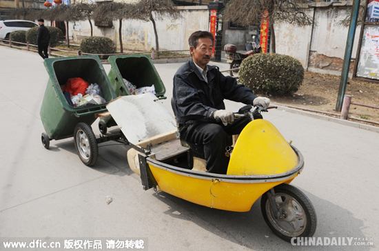 太原一退休电工自造垃圾桶电动拖车