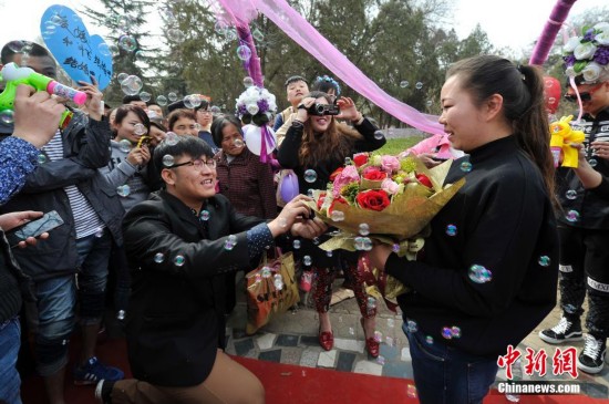 山西街头上演浪漫求婚 众人围观祝福