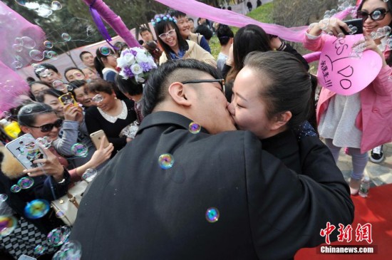 山西街头上演浪漫求婚 众人围观祝福
