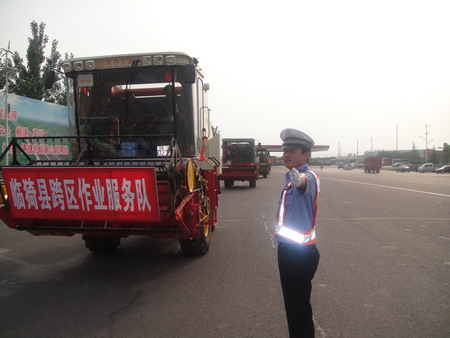 交警上路护送 山西百余联合收割机奔赴河南抢收小麦