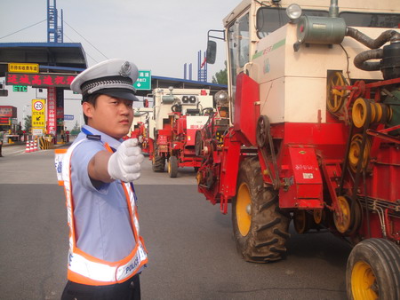 交警上路护送 山西百余联合收割机奔赴河南抢收小麦