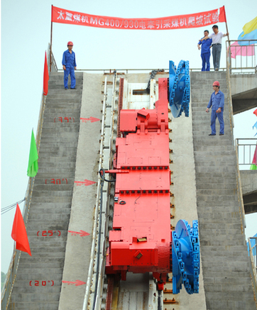 山西62吨采煤机爬上12米高楼 - 中国在线
