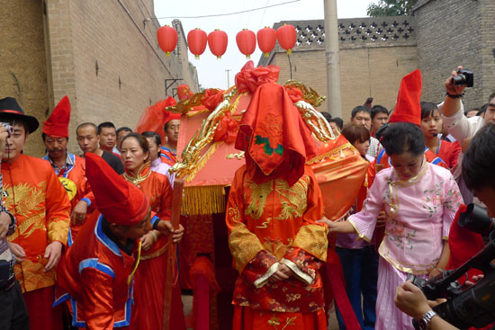 丁村上演“洞房花烛” 汉族婚俗原汁原味