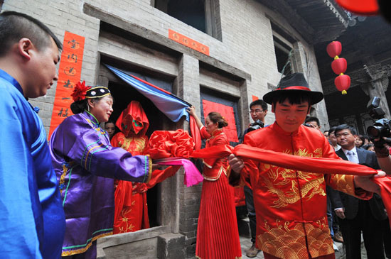 丁村上演“洞房花烛” 汉族婚俗原汁原味