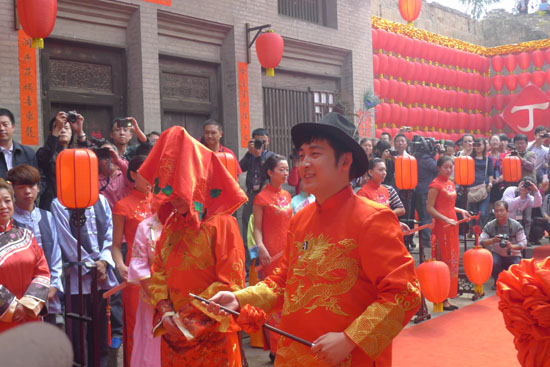 丁村上演“洞房花烛” 汉族婚俗原汁原味