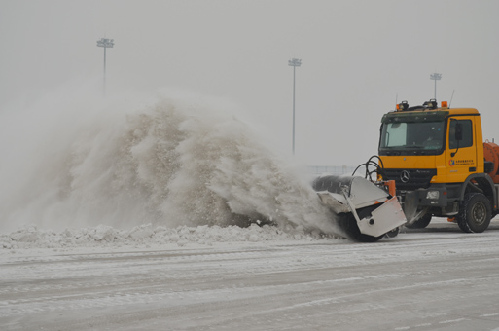 太原机场积极应对12月13日降雪