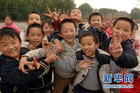 中小学生 人口比例_全国人口普查中小学生一堂课图片(3)