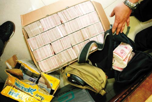 深圳摧毁26个地下钱庄 涉案金额超127亿(组图)
