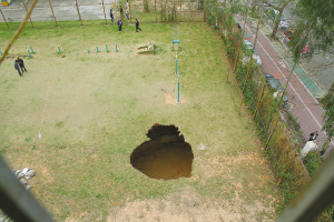 深圳小区地面塌陷现5米宽大坑 (图)