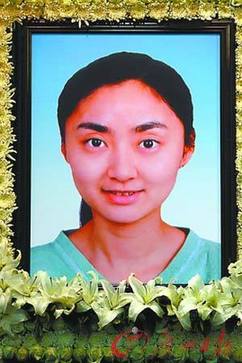 邢丹追悼会上千人吊唁 五岁女儿默默落泪(图)